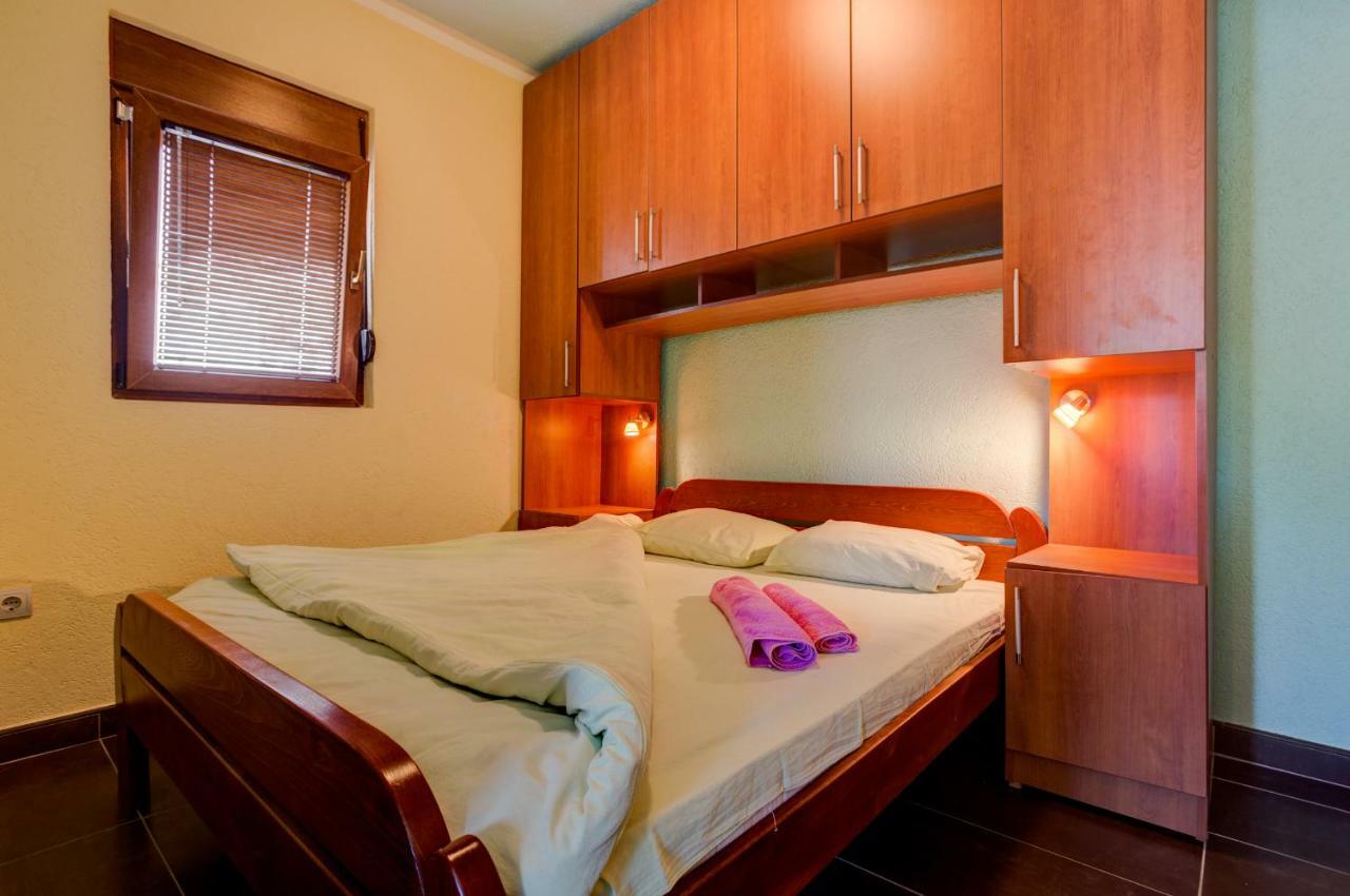 Romeo And Juliet Apartments Tivat Exterior photo